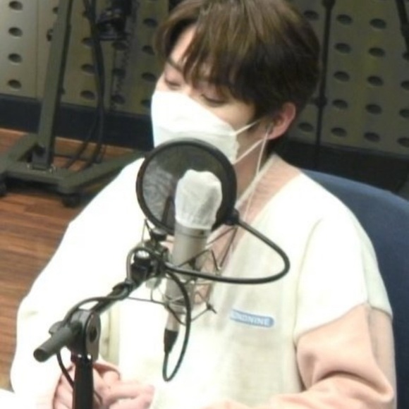 BLONDNINE Unisex Cream and Pink Long Sleeve V-neck Sweater Size XL EUC - Picture 6 of 8